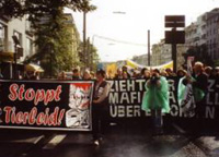 Foto: Demonstranten bei der Anti-Pelzdemo - Köln Pelzfrei 2003!