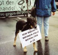 Foto: viel los bei der Anti-Pelzdemo - Köln Pelzfrei 2003!