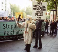 Foto: Impressionen von Aktivisten bei der Anti-Pelzdemo - Köln Pelzfrei 2003!