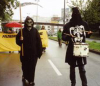 Foto: Kostümierte bei der Anti-Pelzdemo - Köln Pelzfrei 2003!