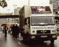 Foto: Regenwetter bei der Anti-Pelzdemo - Köln Pelzfrei 2003!